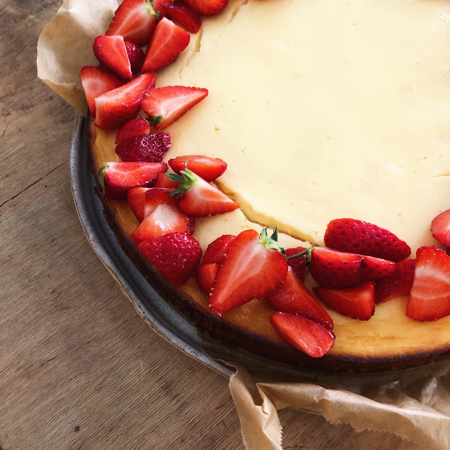 Käsekuchen mit Keksboden und gemischten Beeren